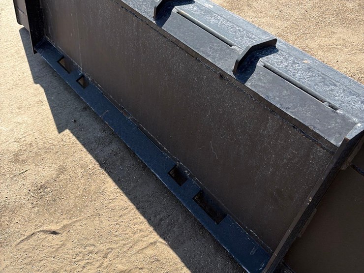 pabreak-heavy-duty-72”-skidloader-dirt-bucket-image-5