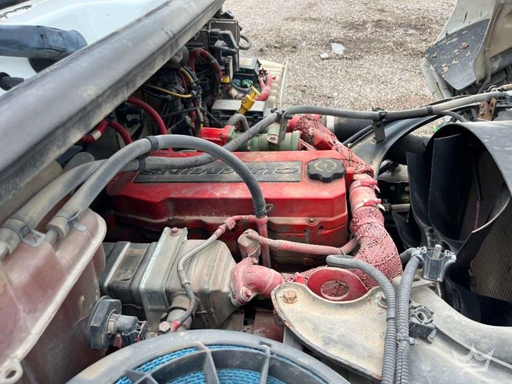 2015-freightliner-m2-106-image-15