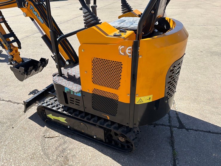 future-model-15-mini-excavator-image-4