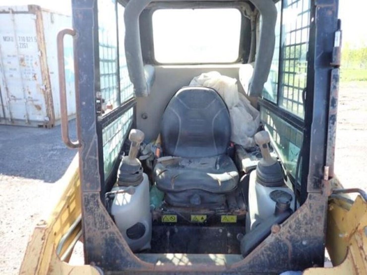 2006-caterpillar-216b-image-16
