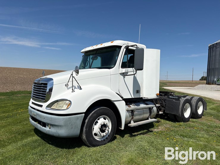 2007-freightliner-columbia-day-cab-truck-tractor-image-1
