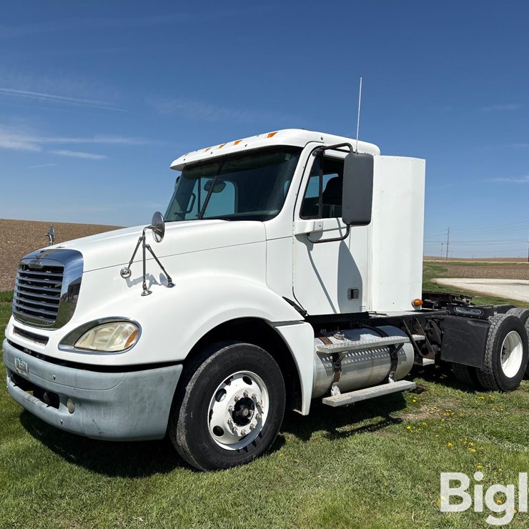 2007 Freightliner Columbia Day Cab Truck Tractor