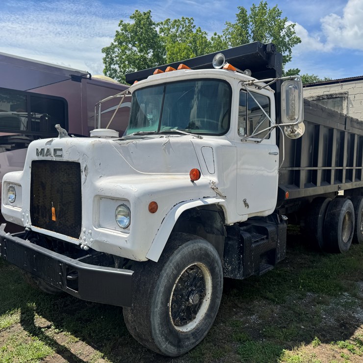 MACK DUMP TRUCK TANDEM MILEAGE UNKNOWN