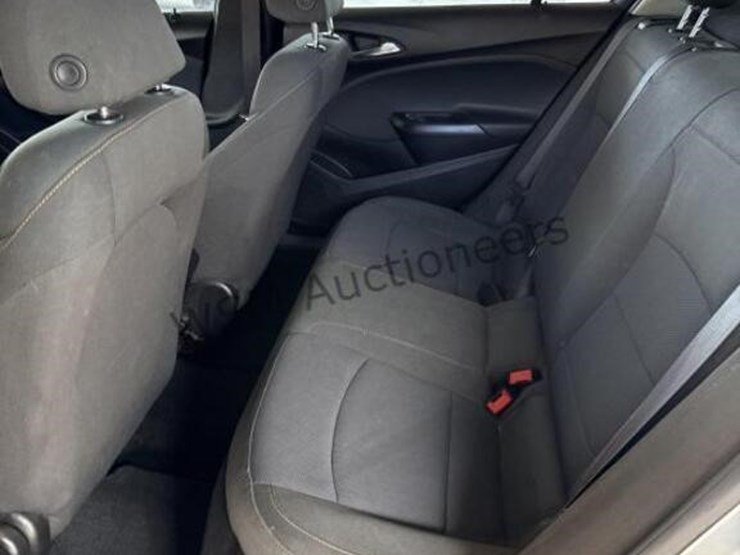 2017-chevrolet-cruze-ls-sdn-image-25