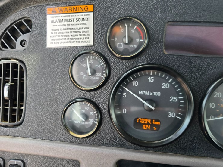 2014-peterbilt-365-image-95