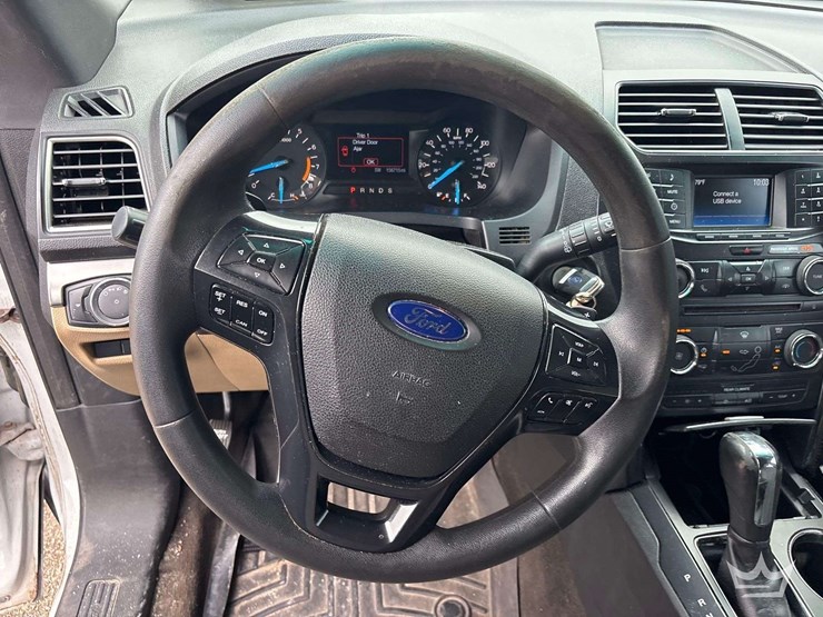 2016-ford-explorer-image-12