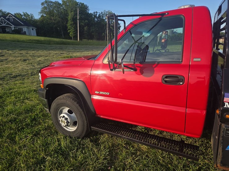 2001-chevrolet-3500-regular-cab-dually-flatbed-pickup-image-9