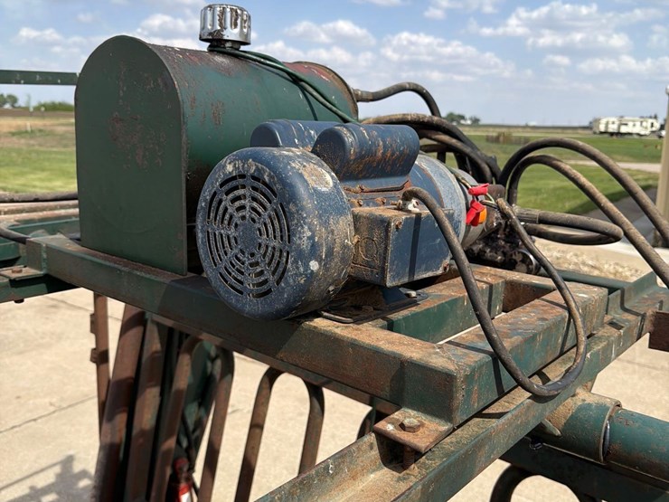 behlen-country-7ft-hydraulic-cattle-squeeze-chute-image-18