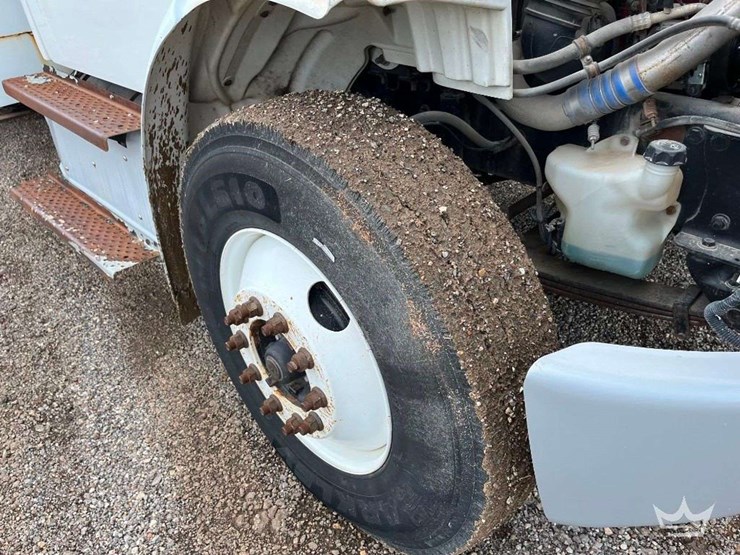 2015-freightliner-m2-106-image-80