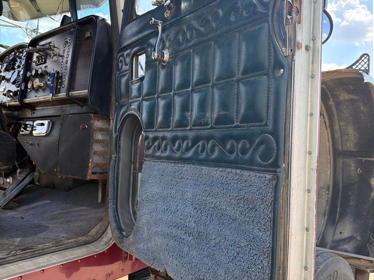 1981-peterbilt-359-image-50
