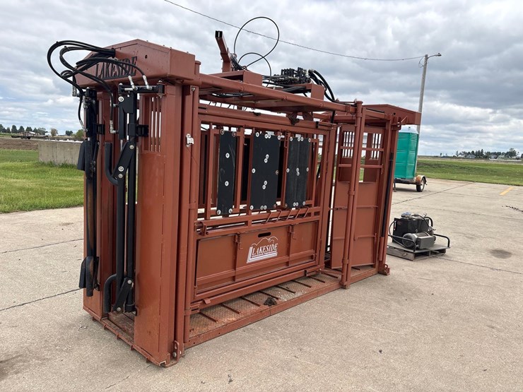 lakeside-11ft-hydraulic-squeeze-chute-image-1