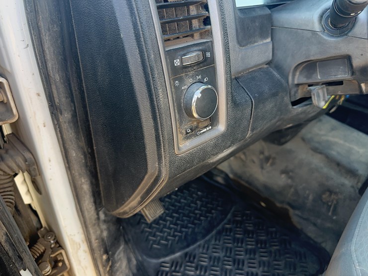 2014-dodge-3500-image-25