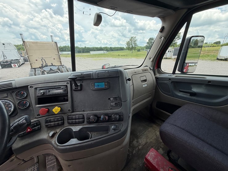 2016-freightliner-cascadia-113-image-6