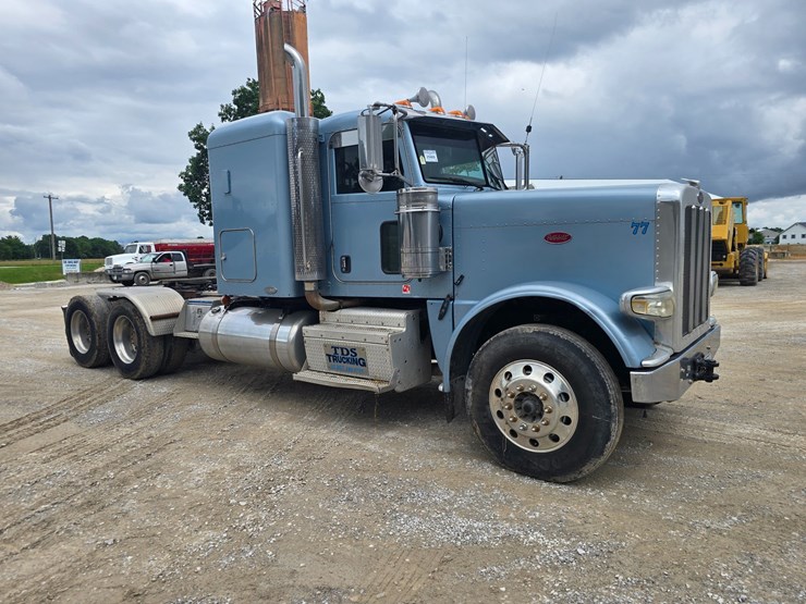 2011-peterbilt-388-image-31