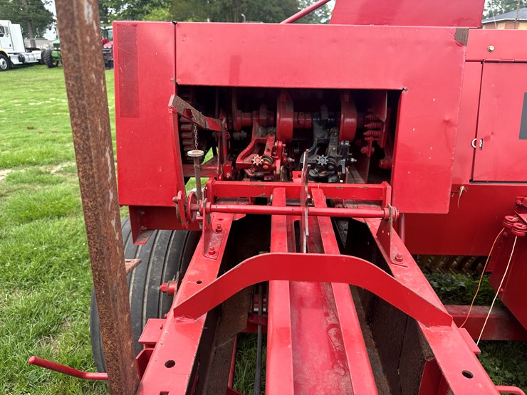 new-holland-575-image-9