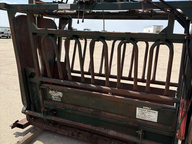 behlen-country-7ft-hydraulic-cattle-squeeze-chute-image-13