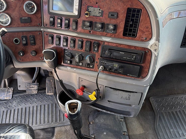2009-peterbilt-387-image-51