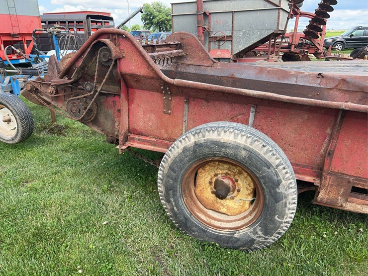 new-holland-331-image-3