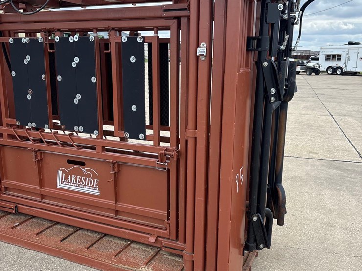 lakeside-11ft-hydraulic-squeeze-chute-image-18