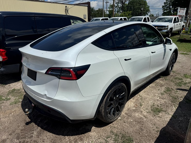 2021-tesla-model-y-4-door-sedan-ev-105,771-miles-showing---5yjygded1mf123170-image-3