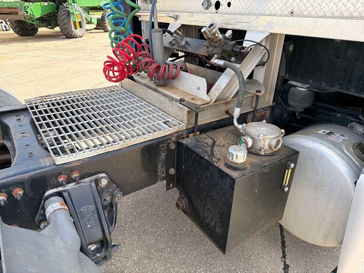 2009-peterbilt-387-image-14
