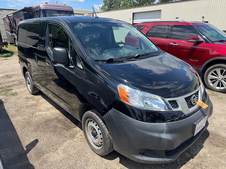 2016-nissan-nv200-image-2