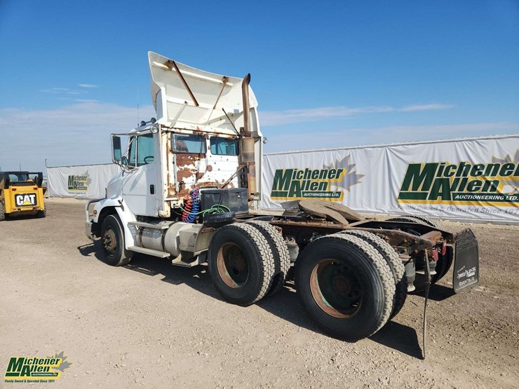 2000-freightliner-fl112-image-2