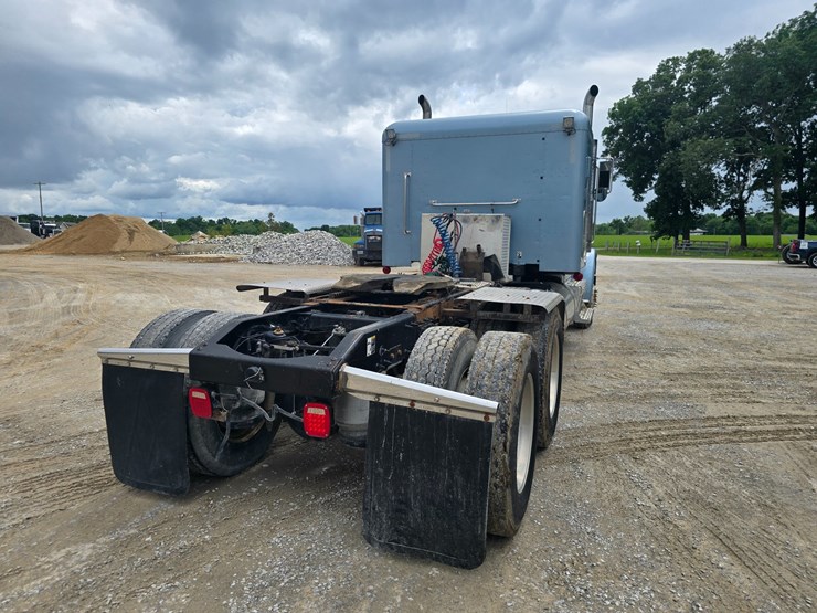 2011-peterbilt-388-image-18