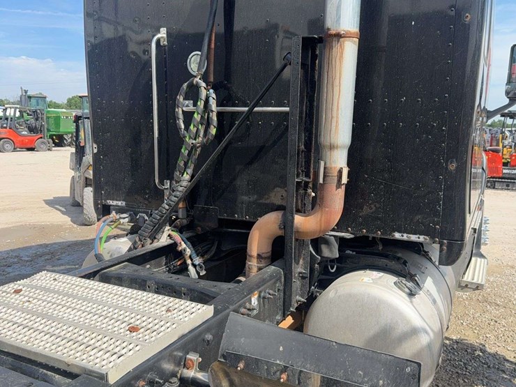 2009-peterbilt-387-image-15