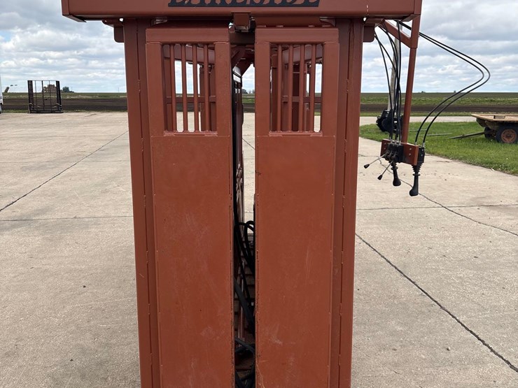 lakeside-11ft-hydraulic-squeeze-chute-image-11