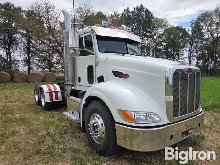 2009-peterbilt-384-image-3