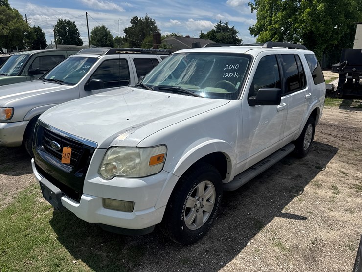 2010-ford-explorer-xlt-image-1