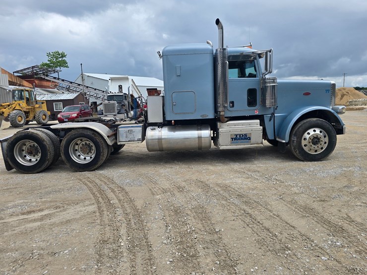 2011-peterbilt-388-image-26