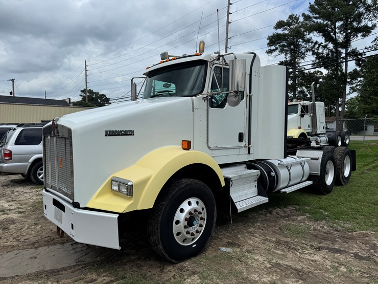 2012-kenworth-t800-image-1
