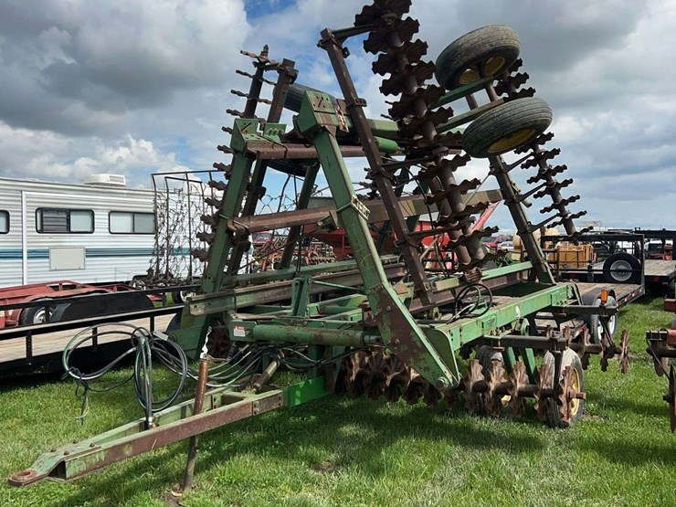 john-deere-235-image-1