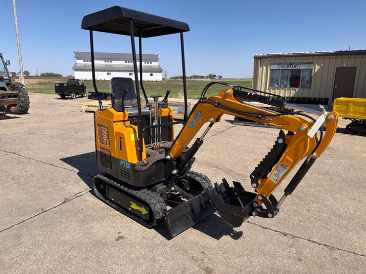 future-model-15-mini-excavator-image-1