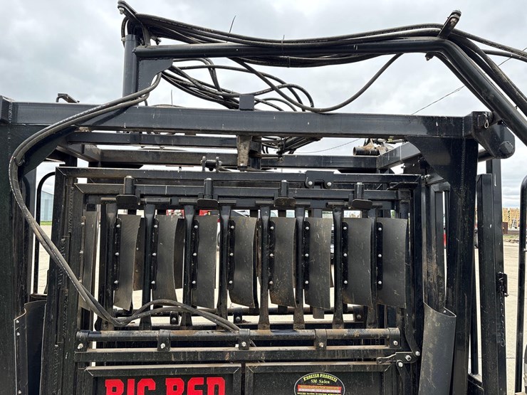 big-red-8-1/2ft-hydraulic-squeeze-chute-image-11
