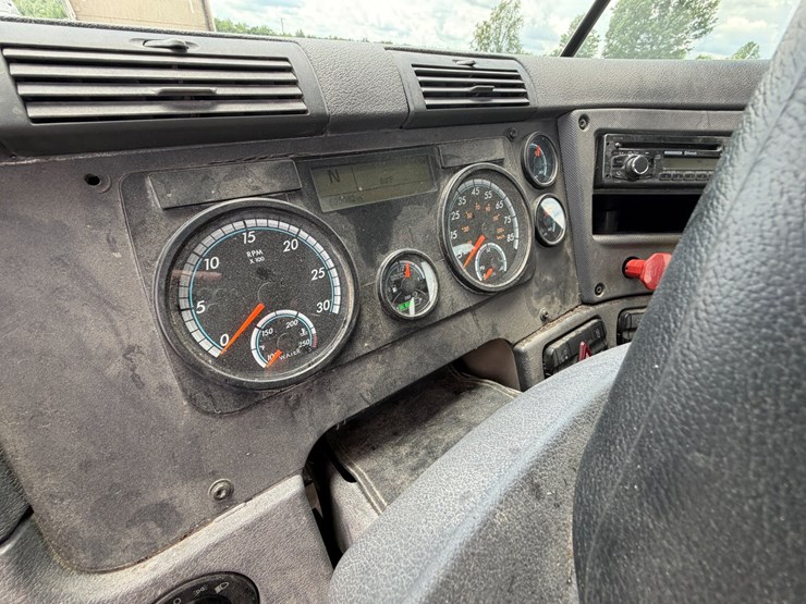 2016-freightliner-cascadia-113-image-10