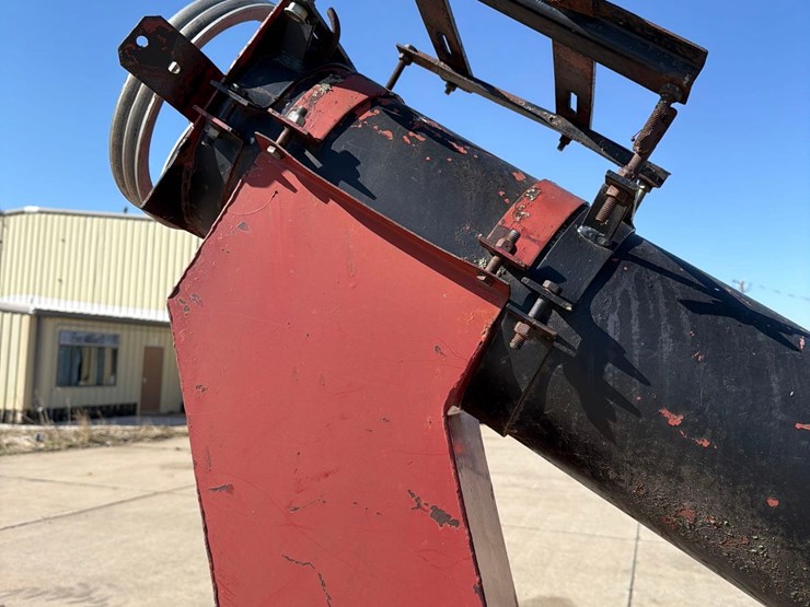 driver-over-hopper-with-unload-auger-image-20