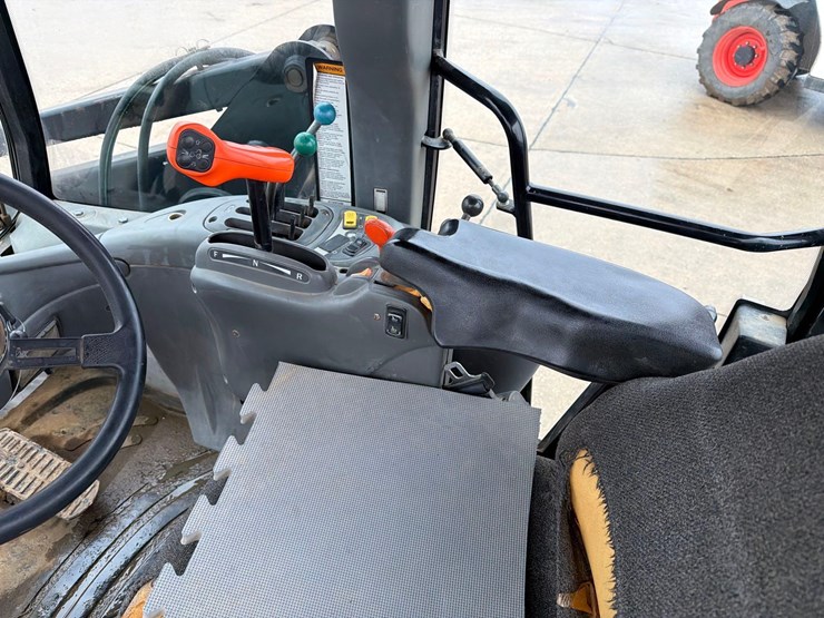 new-holland-tv140-image-38