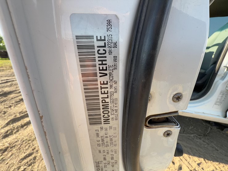 2017-dodge-3500-image-32