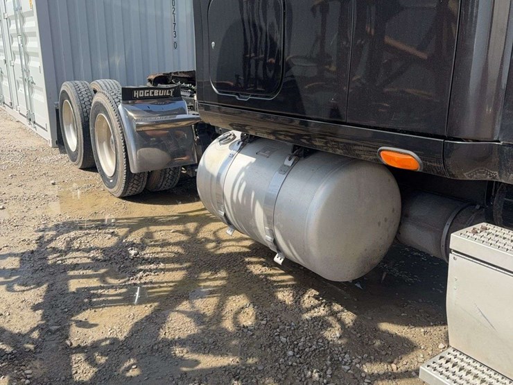 2009-peterbilt-387-image-5