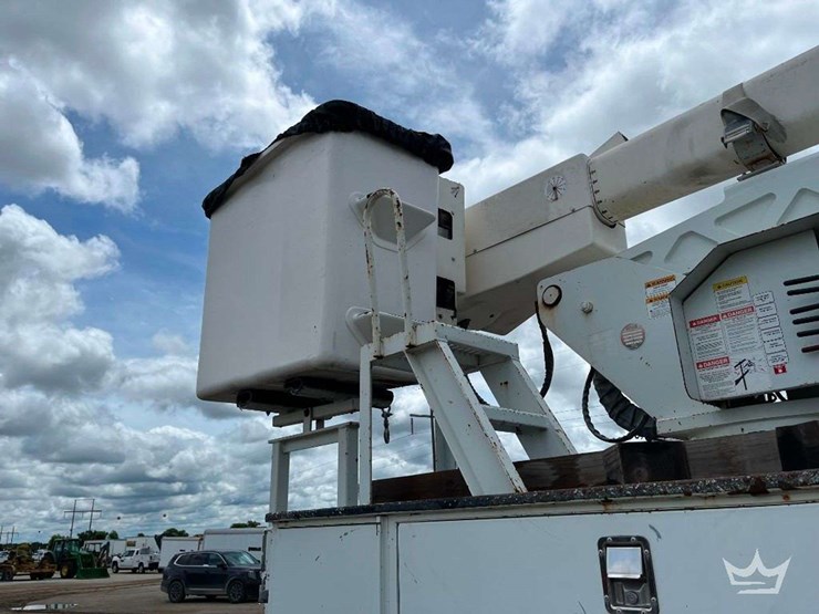 2015-freightliner-m2-106-image-36