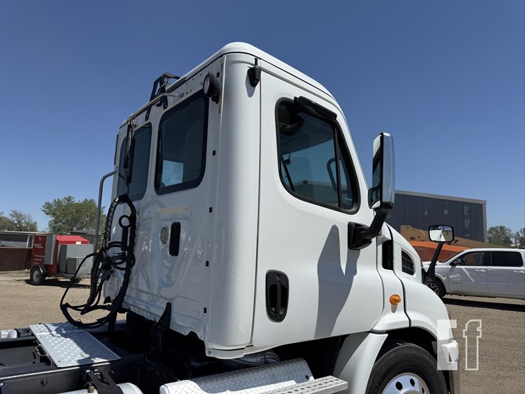 2013-freightliner-cascadia-125-image-21