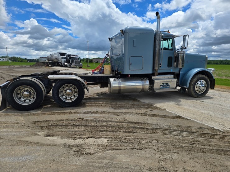 2013-peterbilt-388-image-22