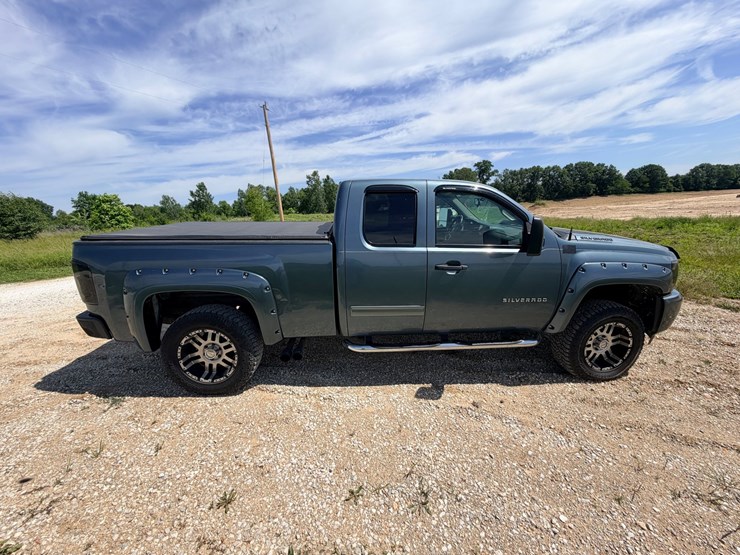 #24066-•-2011-chevrolet-silverado-pickup-truck-image-12
