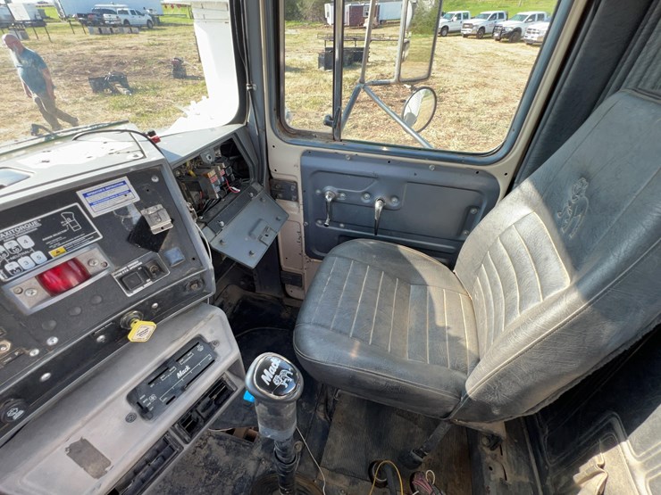 2001-mack-rd690s-image-30