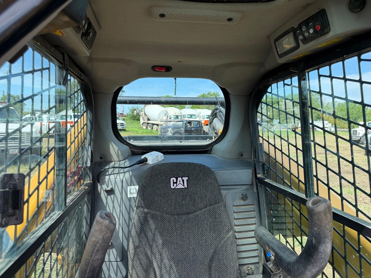 2016-caterpillar-262d-image-19