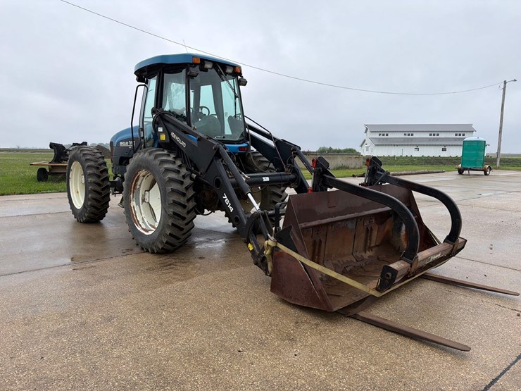 new-holland-tv140-image-3