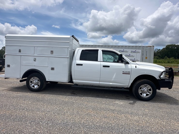 2016-dodge-3500-image-1